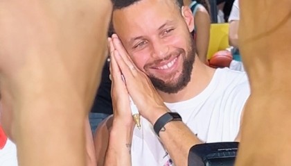 华体会体育-美女主播现场模仿库里招牌动作：晚安庆祝近在眼前