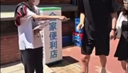 华体会动态-向杨瀚森索要签名合影未果 球迷：我们也没吃饭的 你给签个不行吗